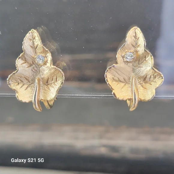Vintage Avon Gold Toned Leaf Clip Earrings with Crystal Accents - Picture 1 of 5